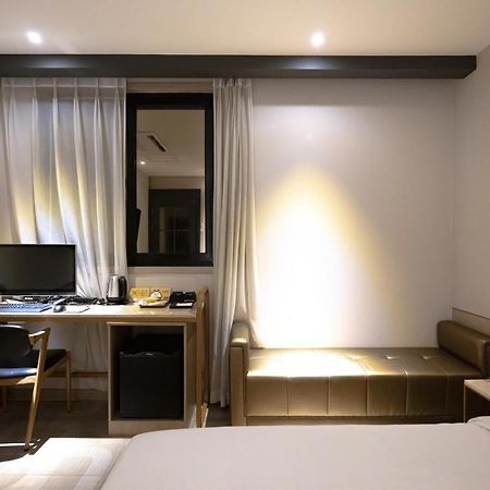 Hound Hotel Seomyeon-Beomcheon Busan Bagian luar foto