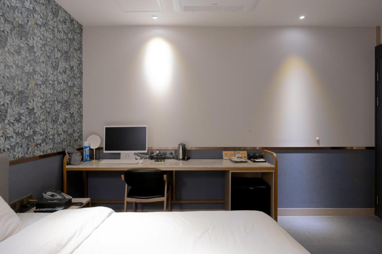 Hound Hotel Seomyeon-Beomcheon Busan Bagian luar foto