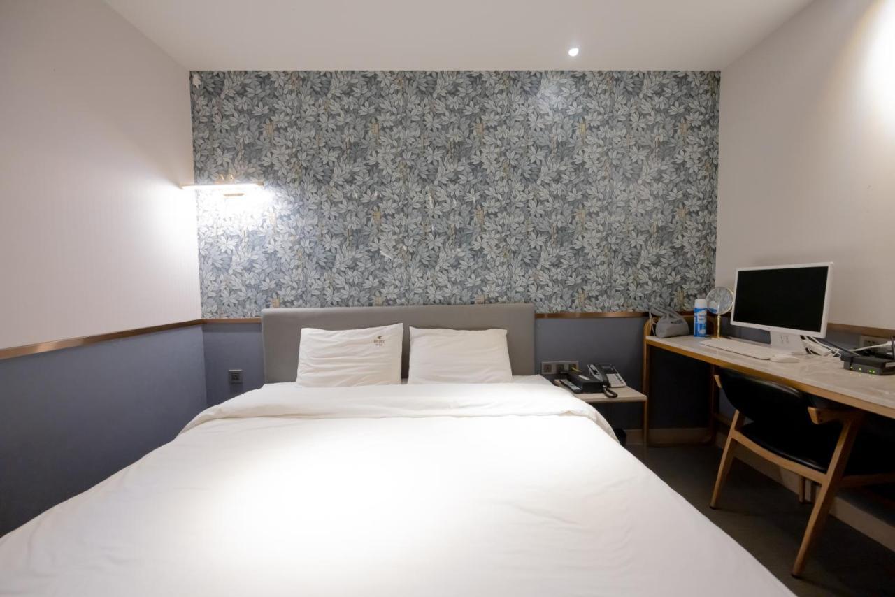 Hound Hotel Seomyeon-Beomcheon Busan Bagian luar foto