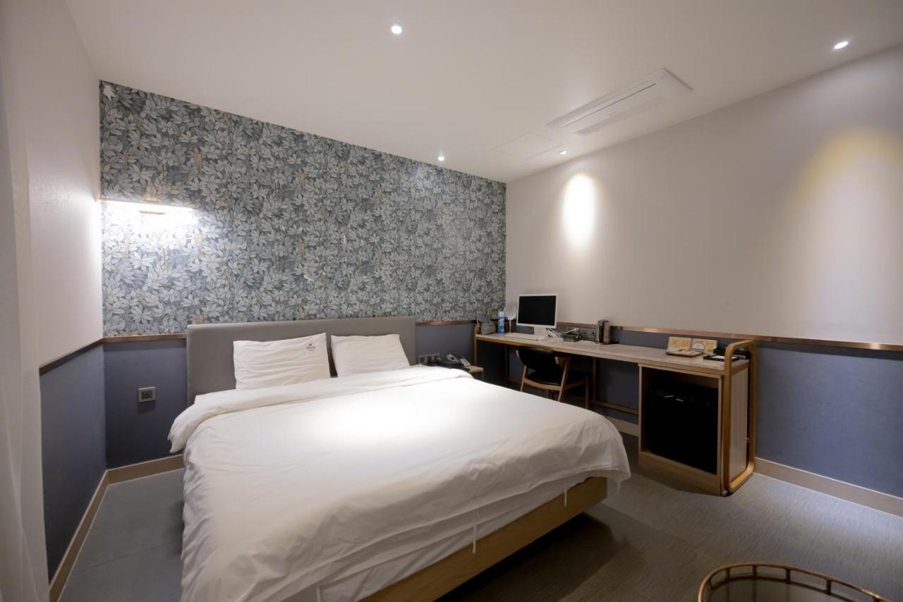 Hound Hotel Seomyeon-Beomcheon Busan Bagian luar foto