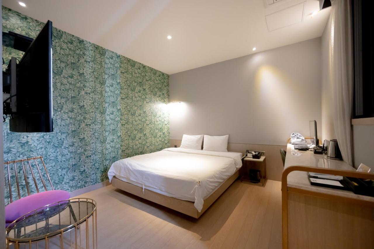 Hound Hotel Seomyeon-Beomcheon Busan Bagian luar foto