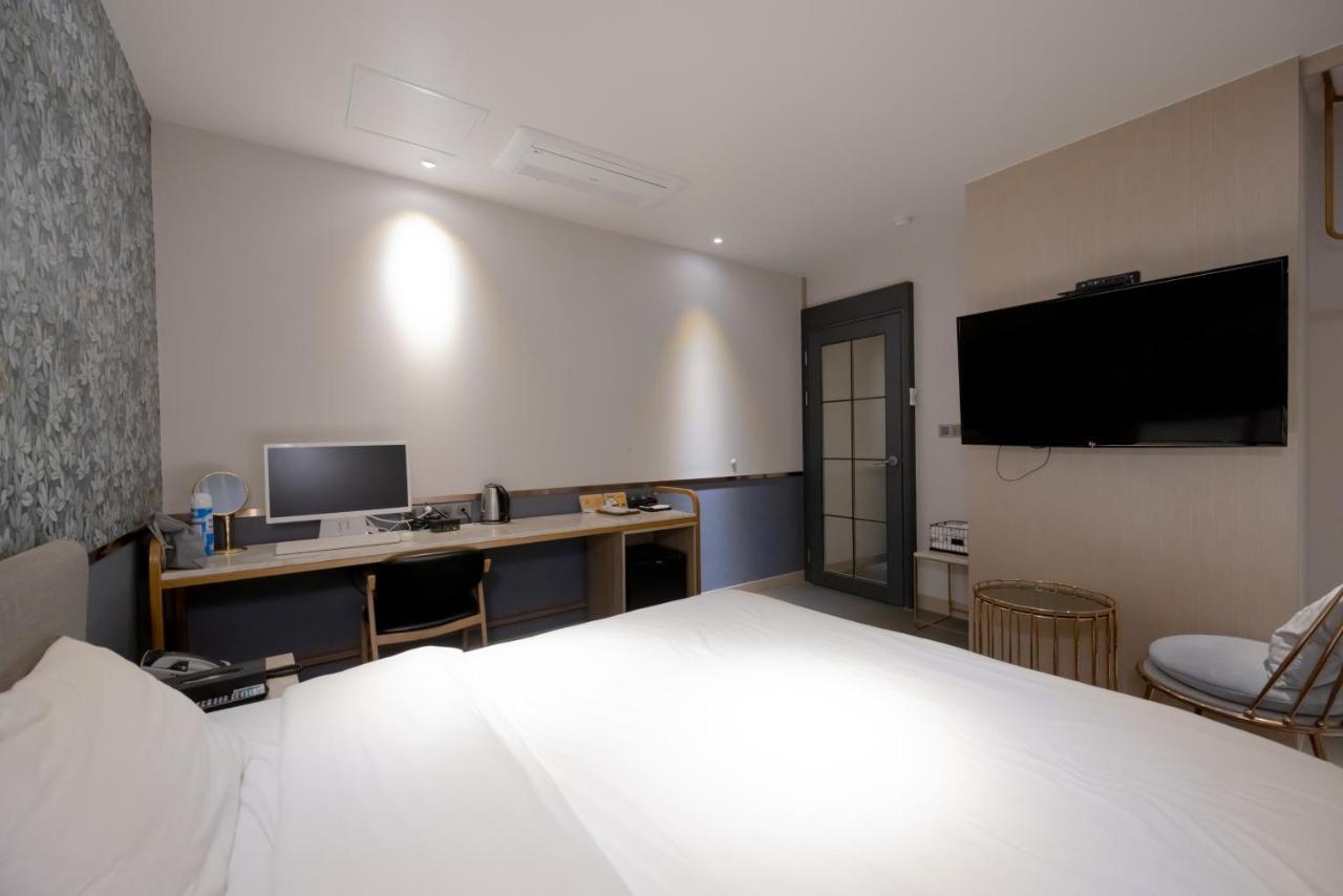 Hound Hotel Seomyeon-Beomcheon Busan Bagian luar foto