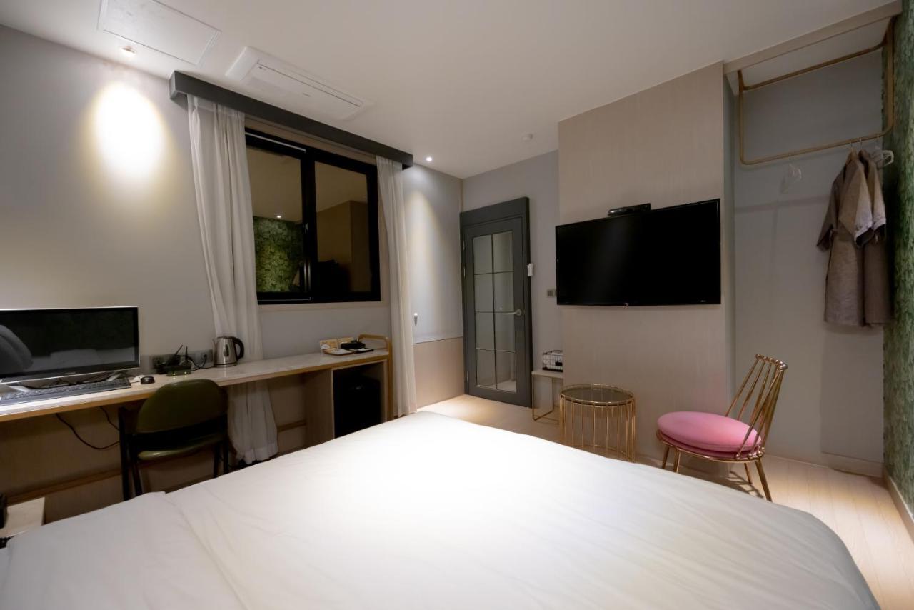 Hound Hotel Seomyeon-Beomcheon Busan Bagian luar foto
