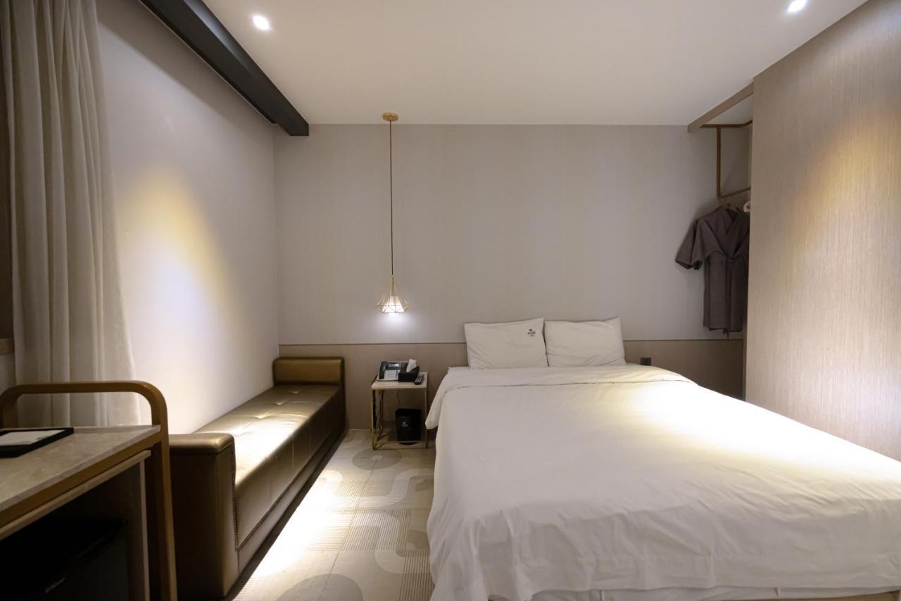Hound Hotel Seomyeon-Beomcheon Busan Bagian luar foto