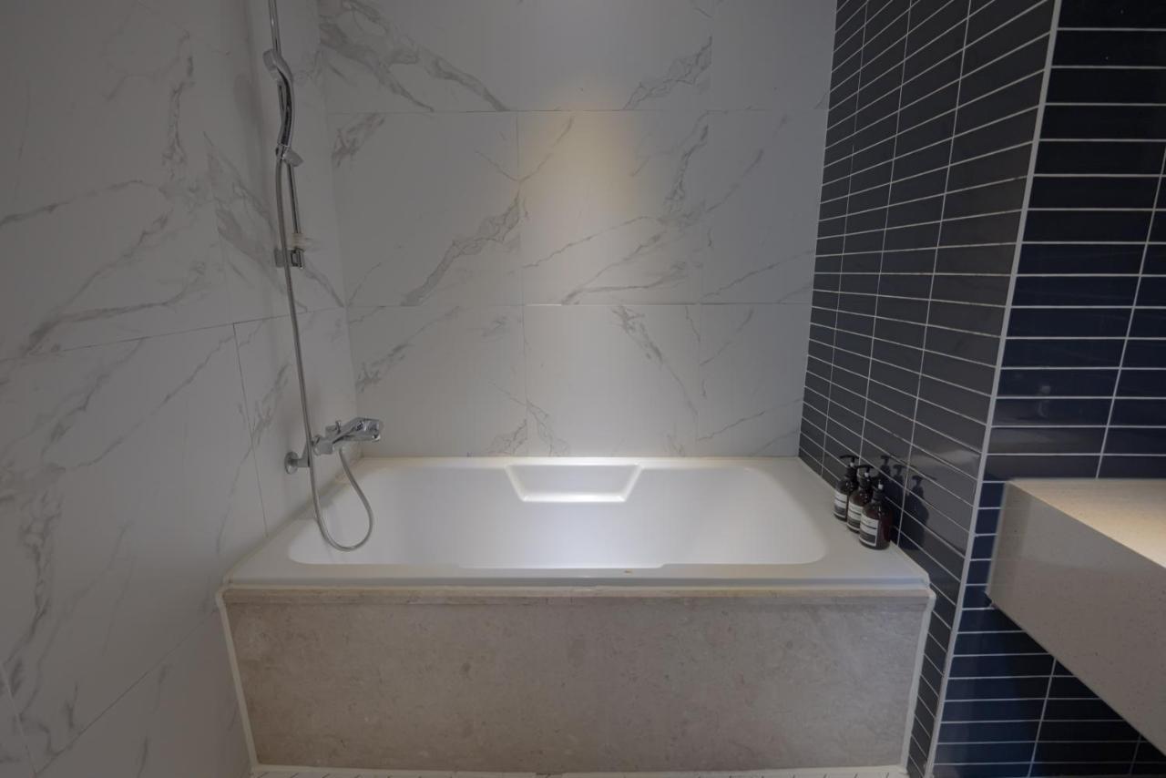 Hound Hotel Seomyeon-Beomcheon Busan Bagian luar foto