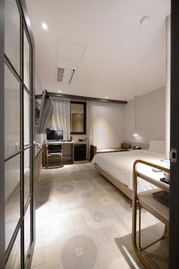 Hound Hotel Seomyeon-Beomcheon Busan Bagian luar foto