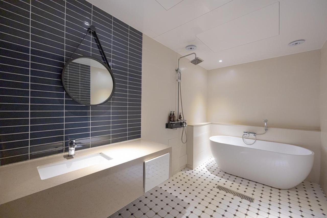 Hound Hotel Seomyeon-Beomcheon Busan Bagian luar foto