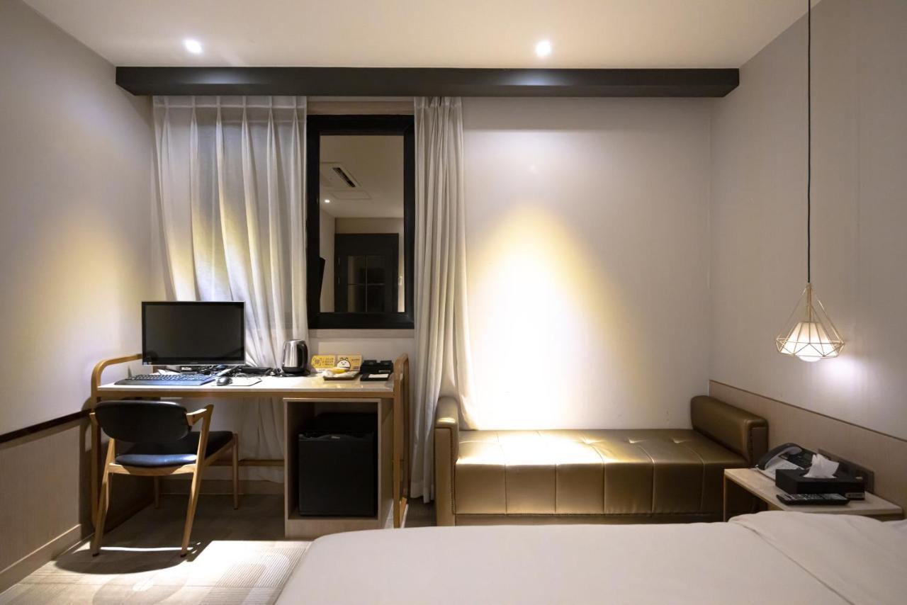 Hound Hotel Seomyeon-Beomcheon Busan Bagian luar foto
