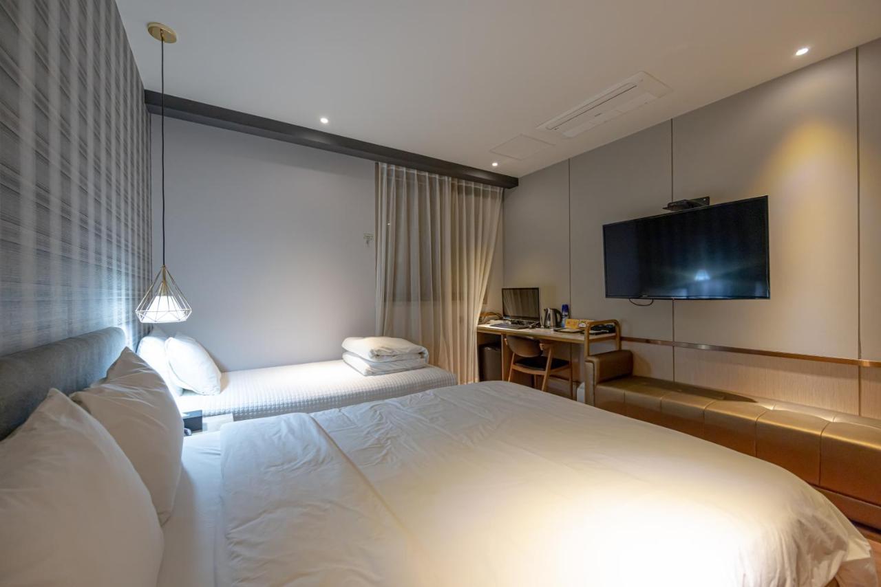 Hound Hotel Seomyeon-Beomcheon Busan Bagian luar foto