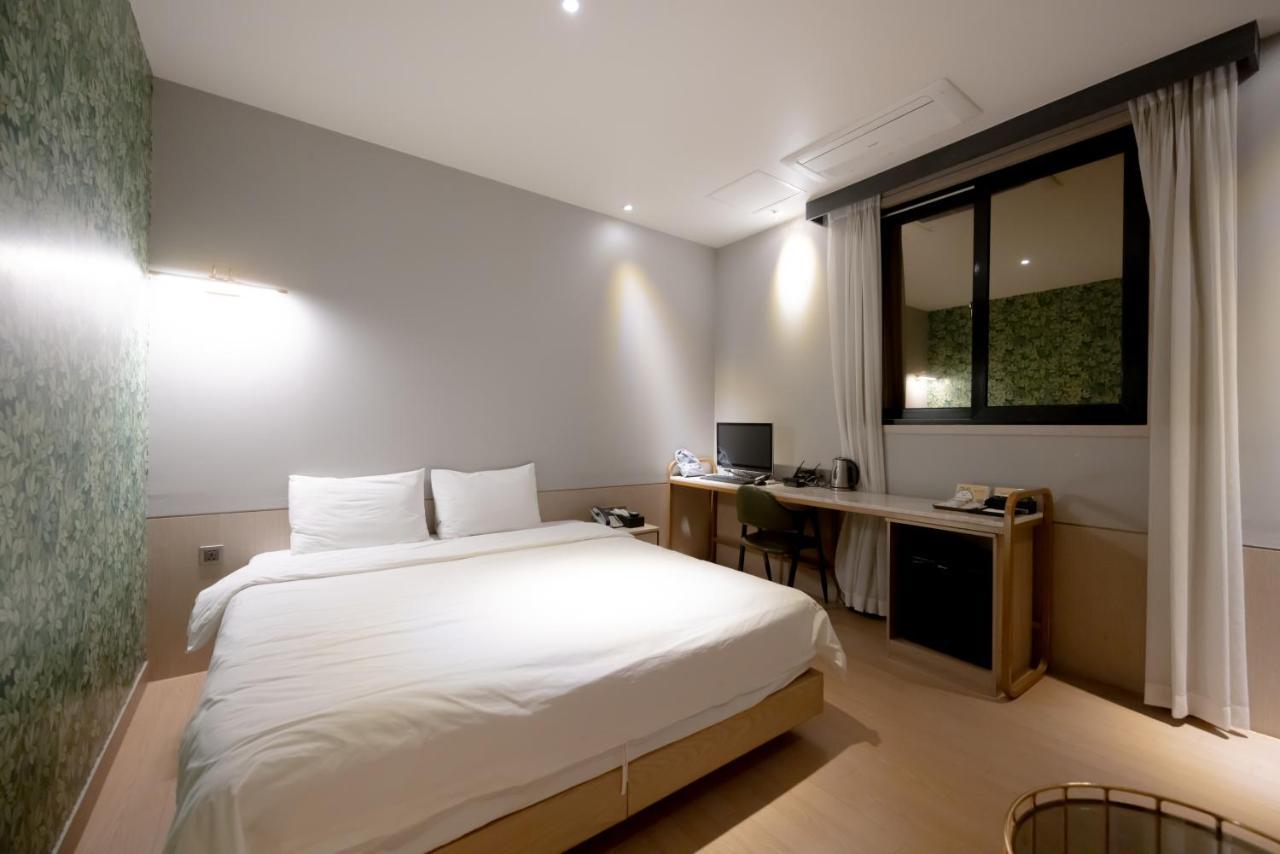 Hound Hotel Seomyeon-Beomcheon Busan Bagian luar foto