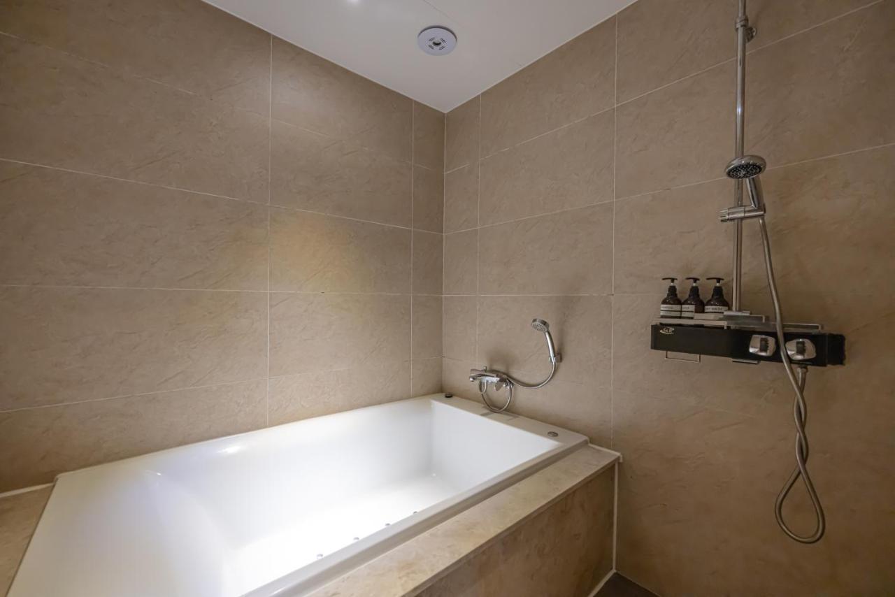 Hound Hotel Seomyeon-Beomcheon Busan Bagian luar foto